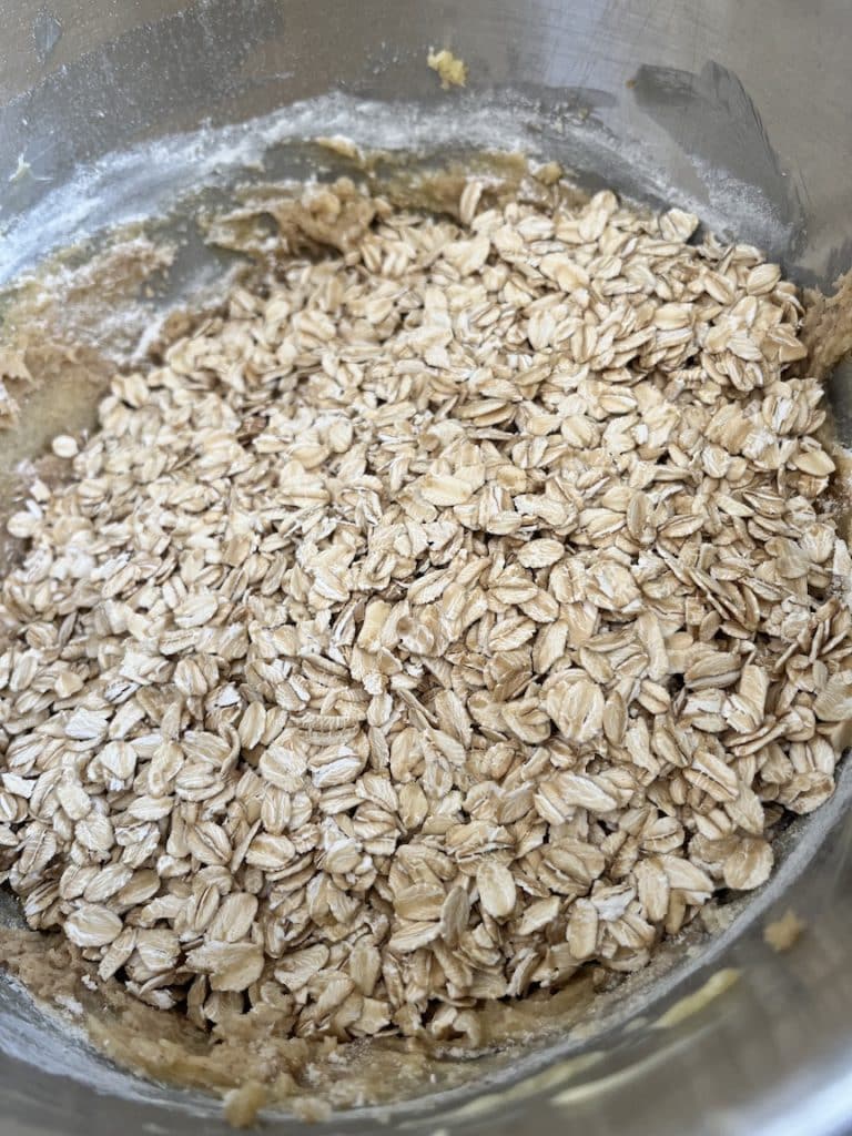 Steps to make oatmeal chocolate chip cookies