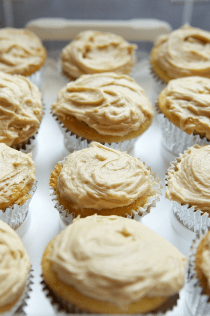 peanut btuter frosting on cupcakes